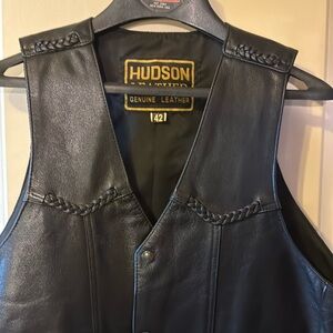 Beautiful all leather black vest adjustable on sides
PERFECT CONDITION